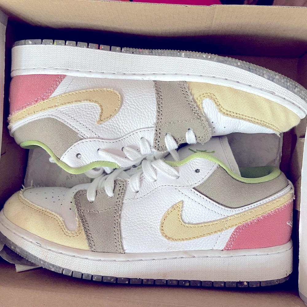 Air Force 1 Le like new in good condition. Grade school size